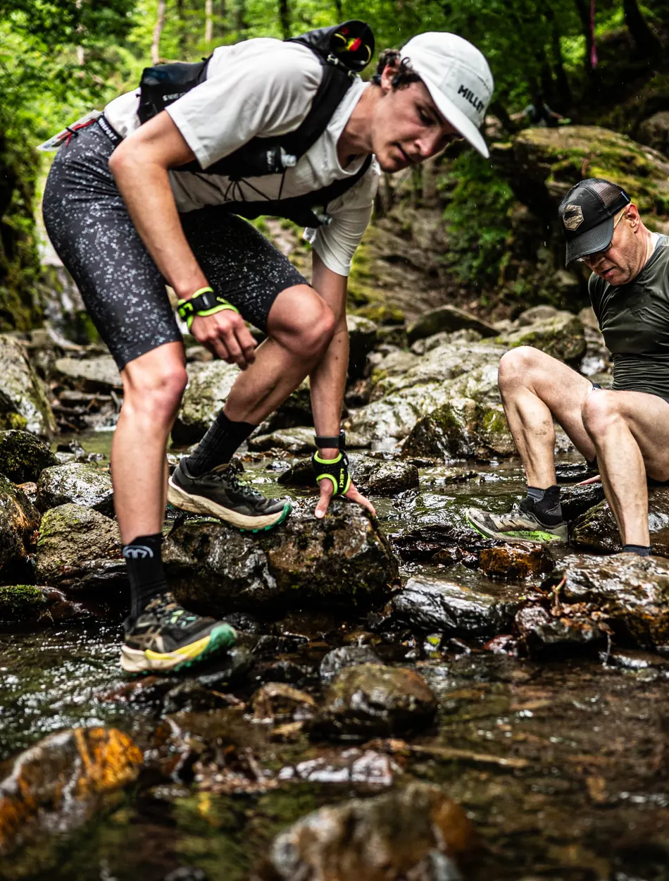 Coureur franchissant le torrent du Ninglinspo